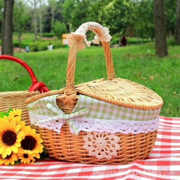 Panier pique-nique en osier vert vichy avec dentelle - 2 à 4 personnes – Image 2