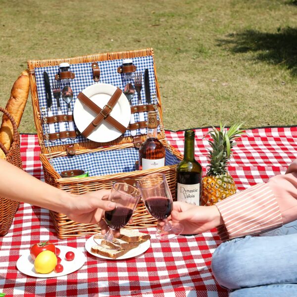 Kit pique-nique bleu vichy pour 4 personnes : panier en osier et accessoires complets – Image 2